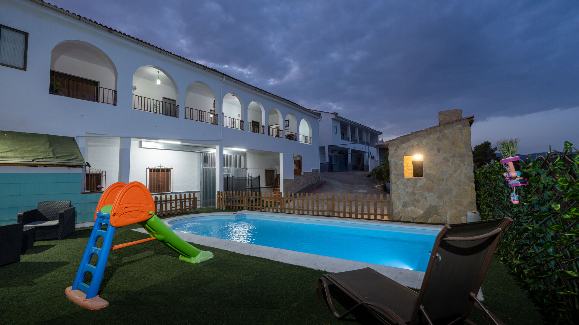 Piscina privada con tobogán