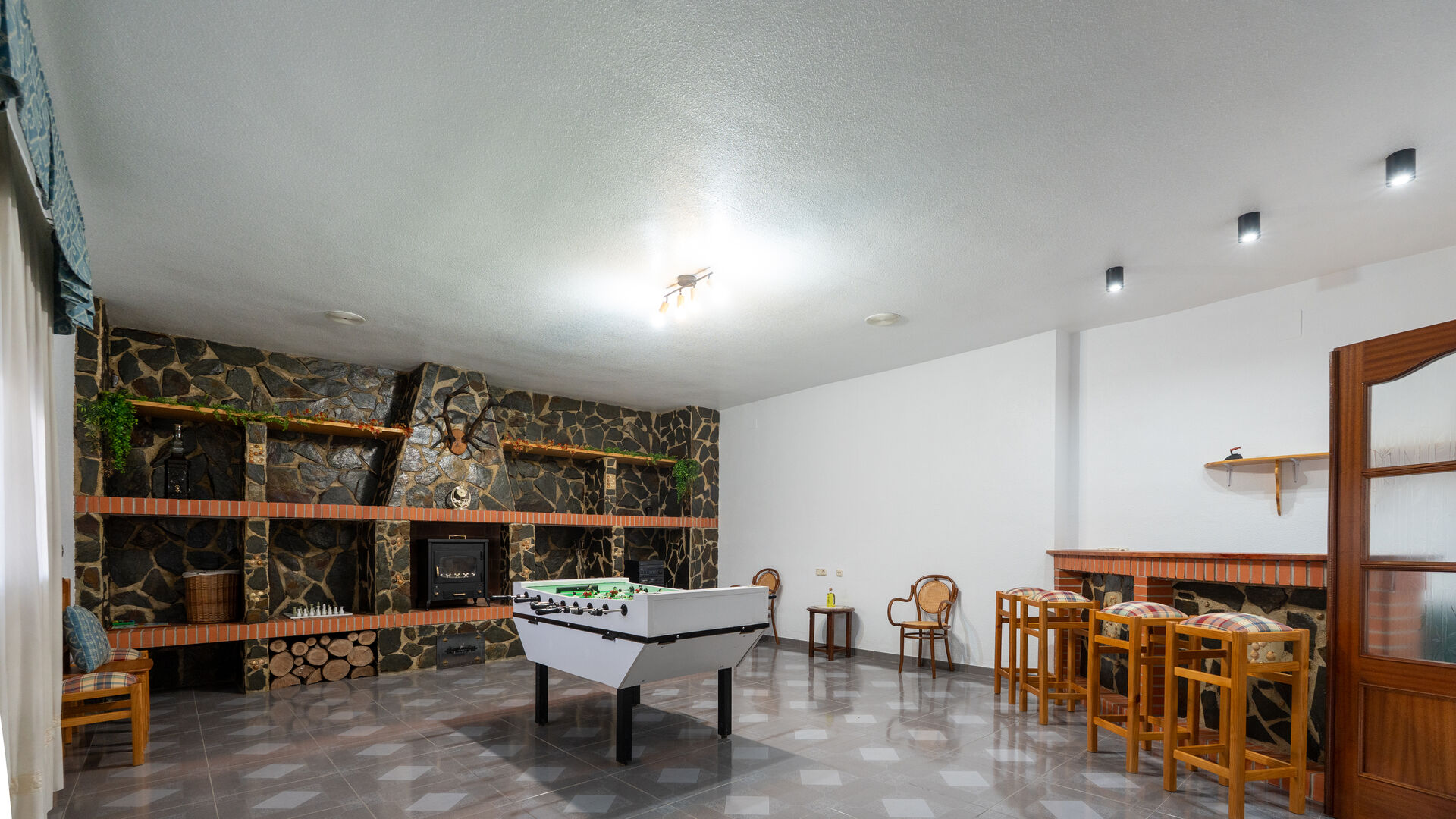 Sala de estar con chimenea